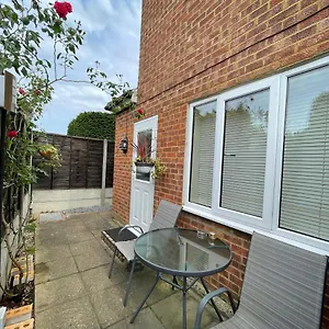 https://studio-2-stainesheathrow-london-own-entrance.brighton-hotels-england.com