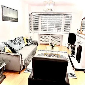 https://entire-house-hosted-by-tony.cambridgehotelsuk.com